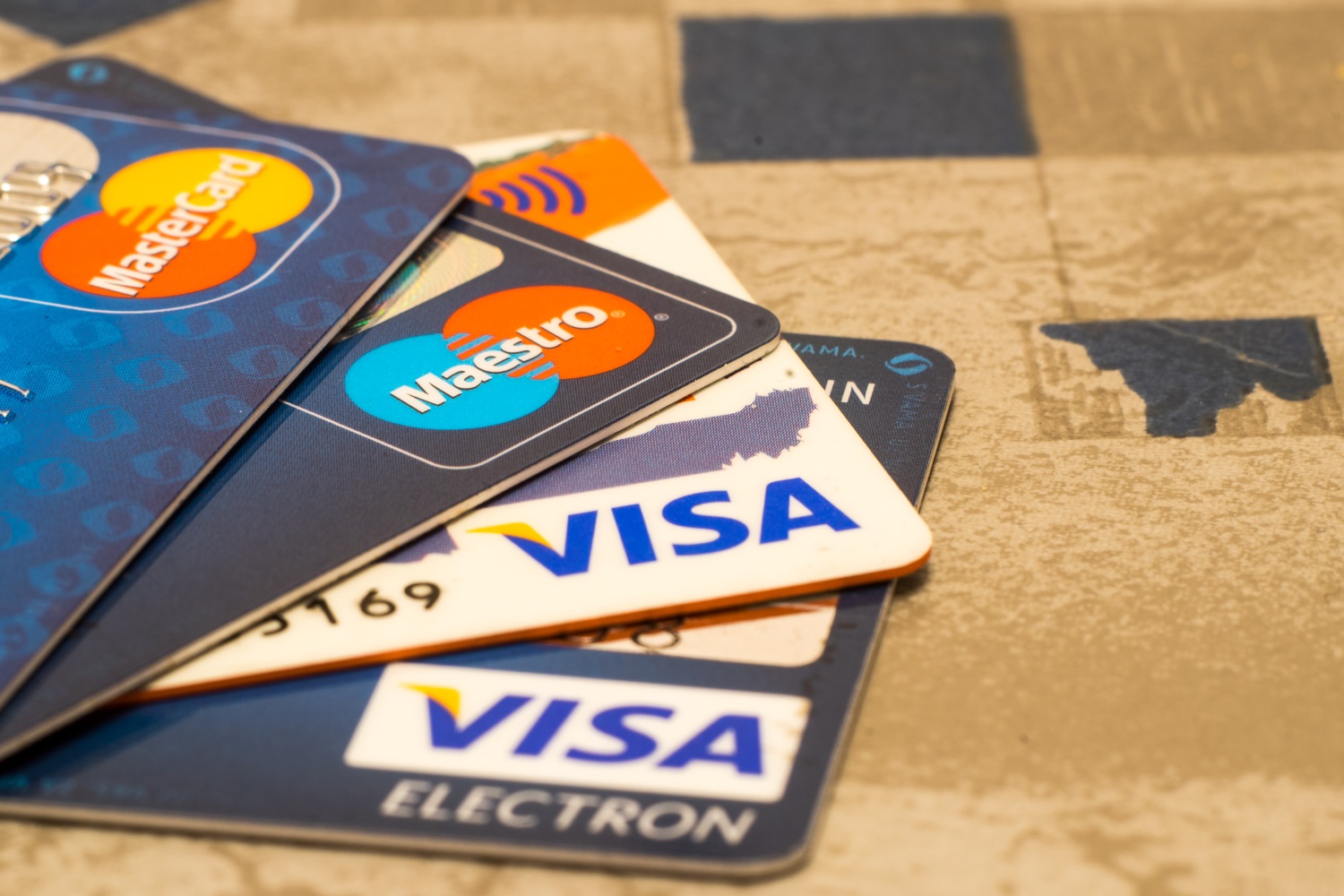 Kreditkarten gibt es von verschiedenen Anbietern