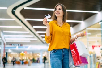 Eine Kreditkarte bietet sowohl beim Shopping im Geschäfts als auch beim Bezahlen im Internet viele Vorteile.